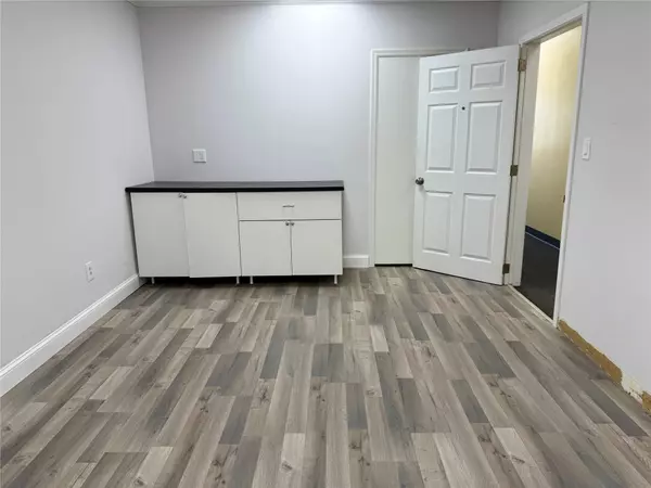 Lynbrook, NY 11563,44 Atlantic AVE #2R