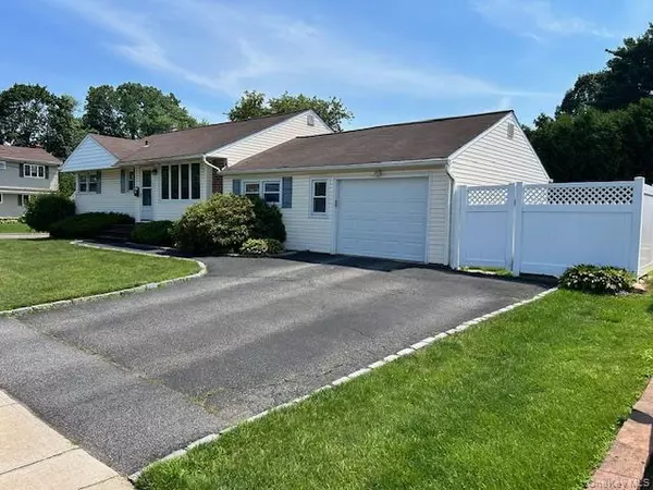 Syosset, NY 11791,27 1/2 N Greenway DR