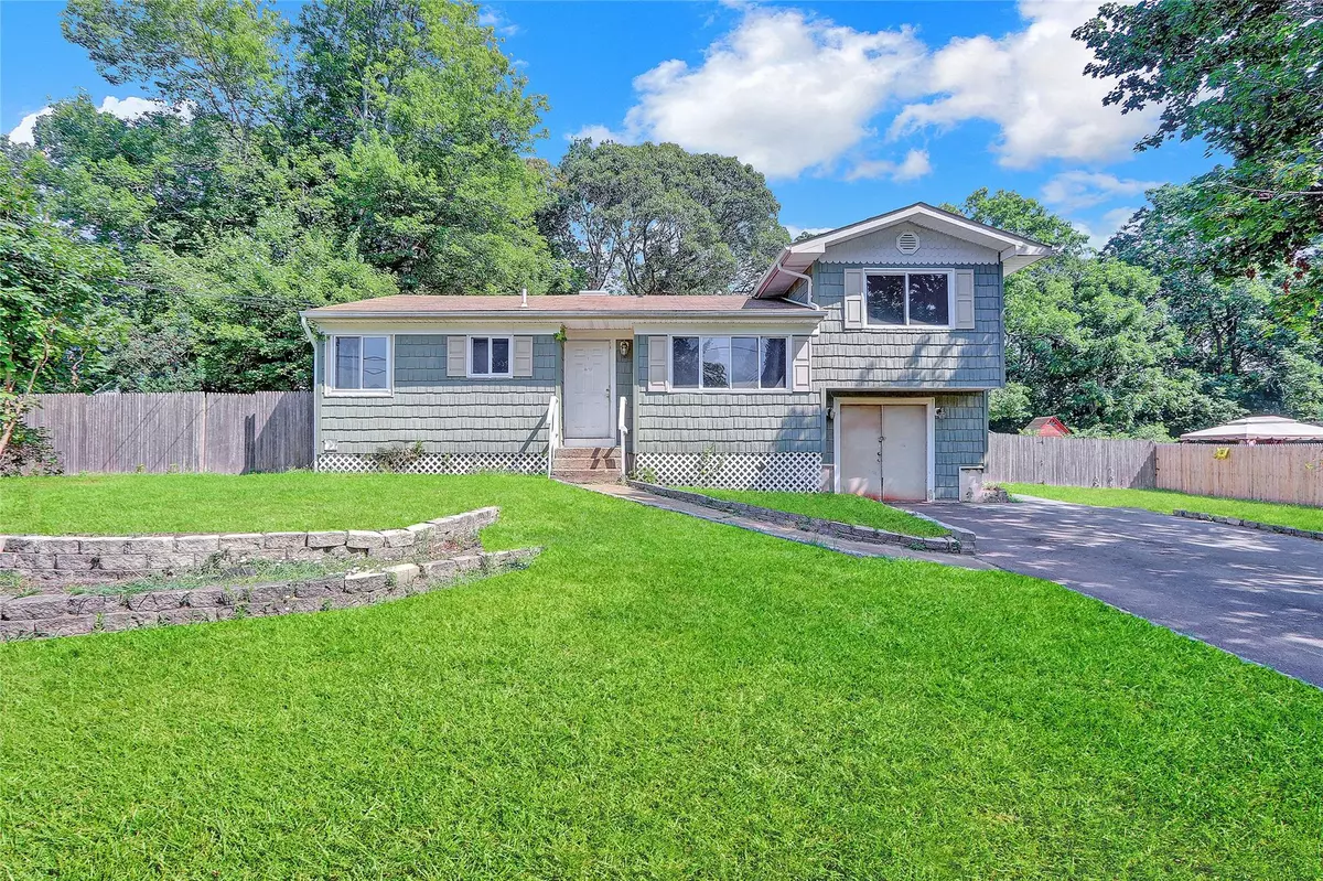Coram, NY 11727,11 Halliday RD