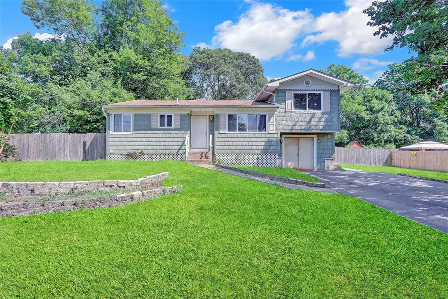11 Halliday RD, Coram, NY 11727