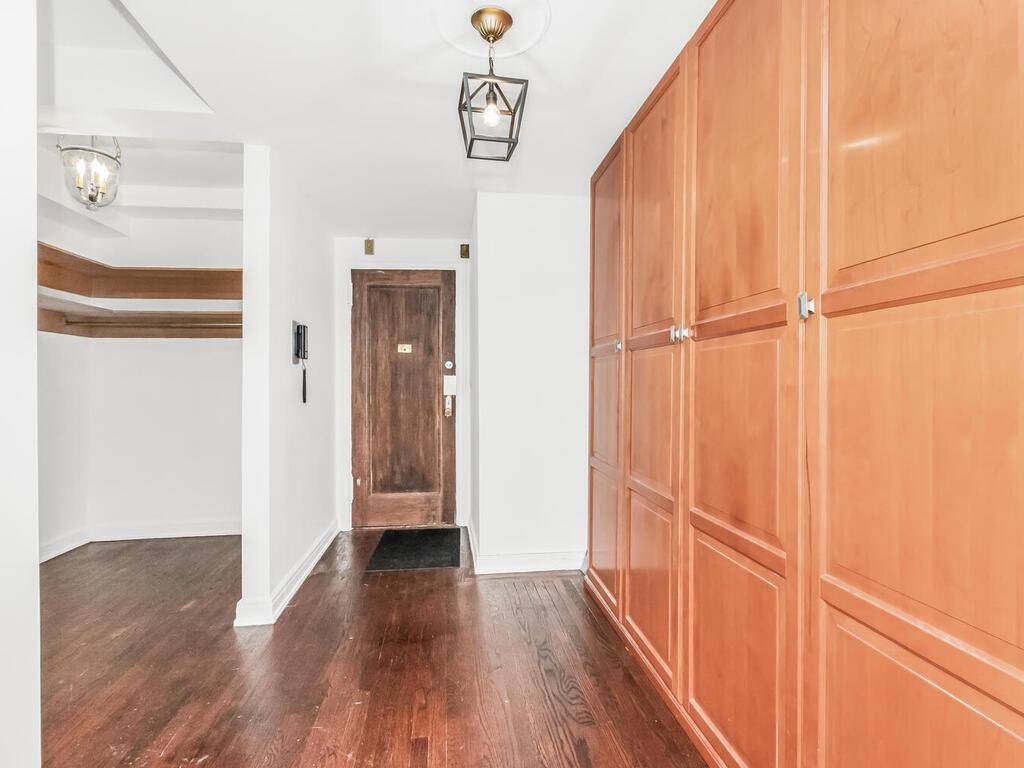 New York (manhattan), NY 10019,340 W 57th ST #5F