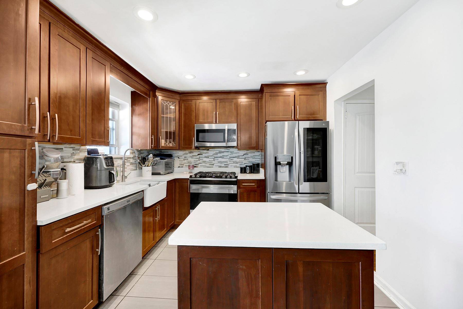 Bronx, NY 10465,946 Balcom AVE
