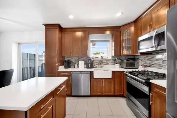 946 Balcom AVE, Bronx, NY 10465