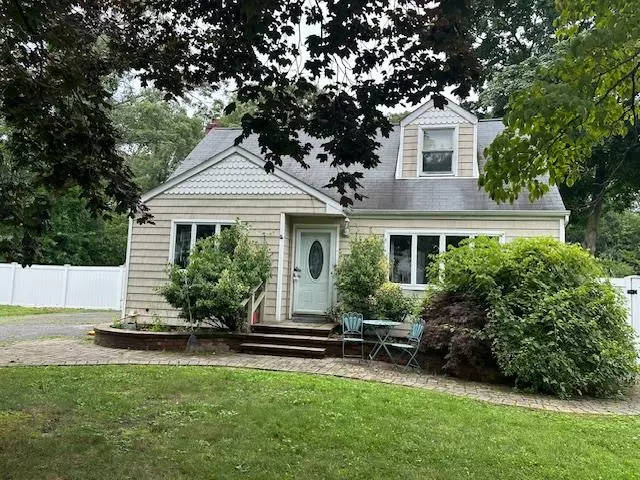 Bay Shore, NY 11706,1088 Cassel AVE