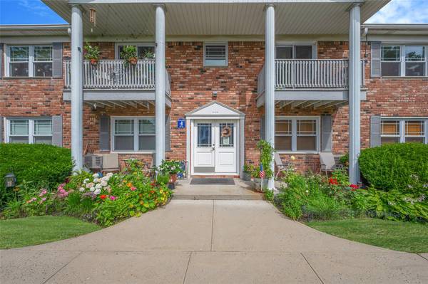 54 Fairharbor DR #54, Patchogue, NY 11772