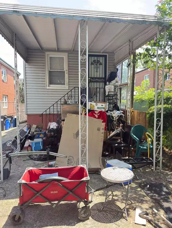 Elmhurst, NY 11373,84-24 57th RD