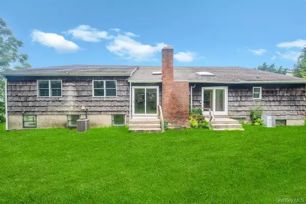 Roslyn, NY 11576,106 Woods DR