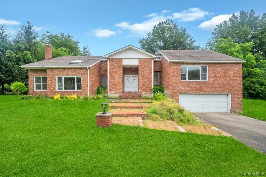 106 Woods DR, Roslyn, NY 11576