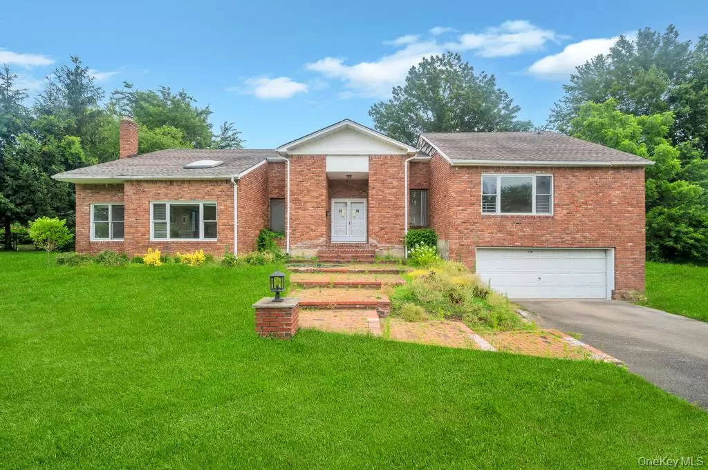 Roslyn, NY 11576,106 Woods DR