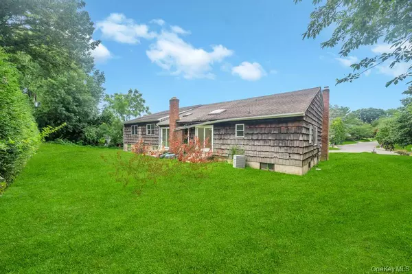 Roslyn, NY 11576,106 Woods DR