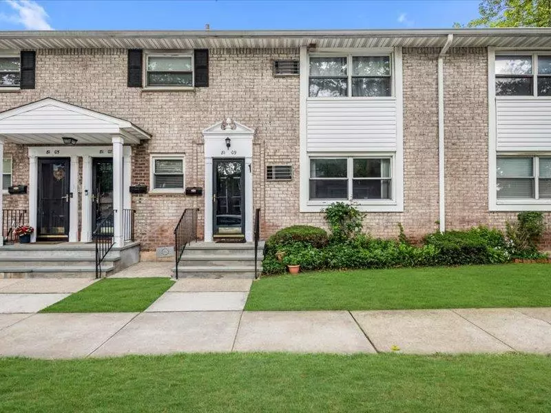 81-09 Langdale ST #217A, New Hyde Park, NY 11040