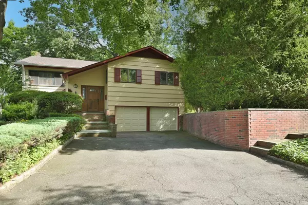 5 Radcliff DR, Great Neck, NY 11024