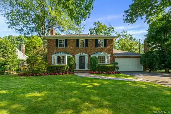 6 Roderick LN, Garden City, NY 11530