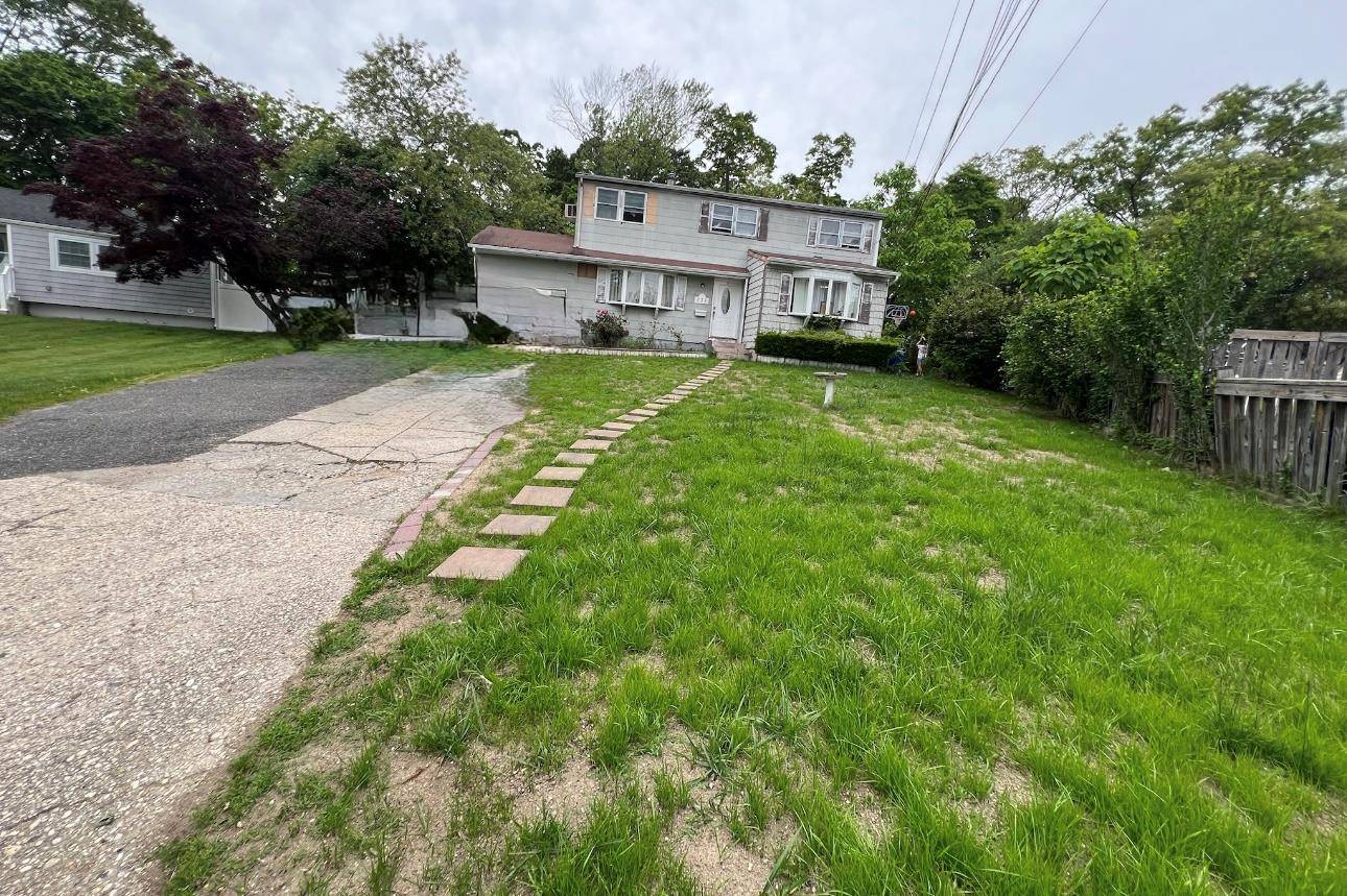232 Sugarwood LN, Central Islip, NY 11722