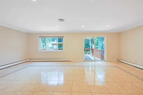 Great Neck, NY 11021,15 Linden ST