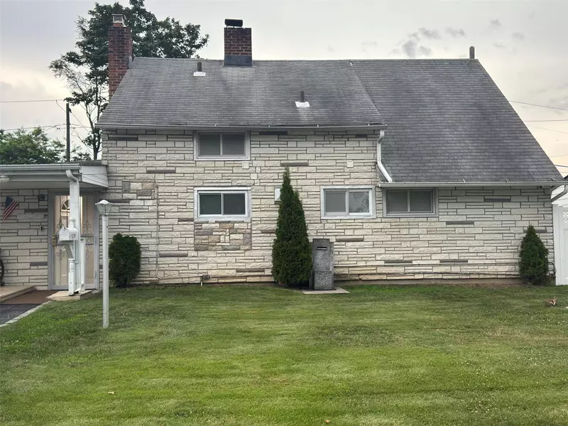 7 Astronomy LN, Levittown, NY 11756