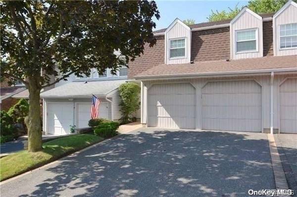 95 Woodlake DR #95, Woodbury, NY 11797