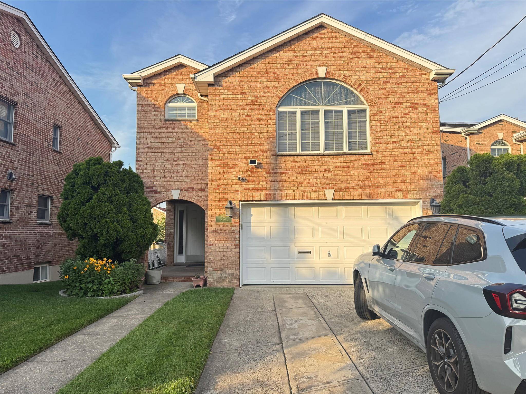 3-27 Cresthaven LN, Whitestone, NY 11357