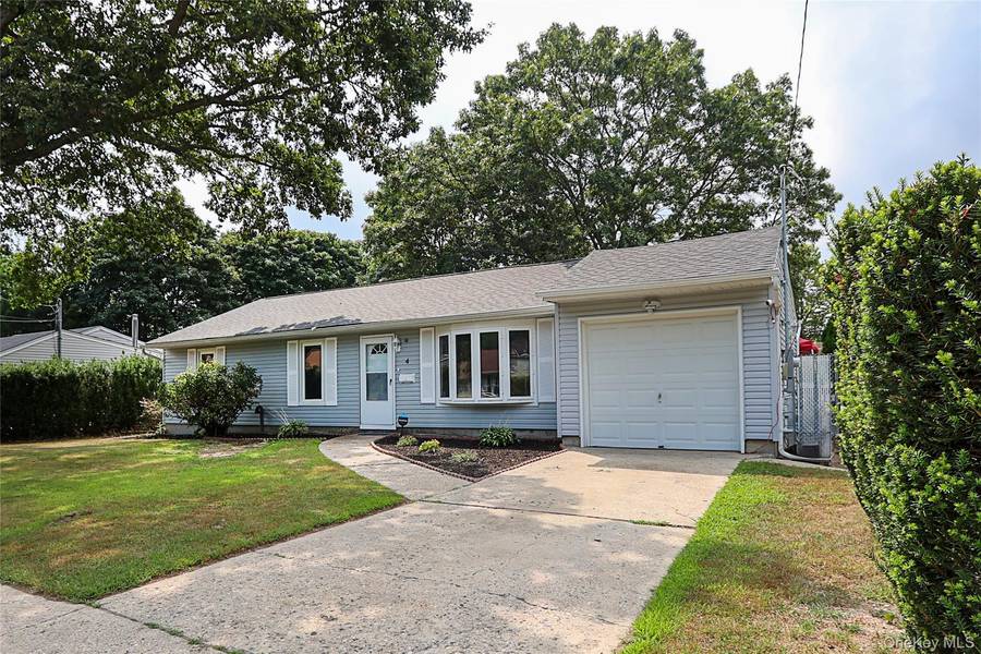 4 Naples AVE, Central Islip, NY 11722