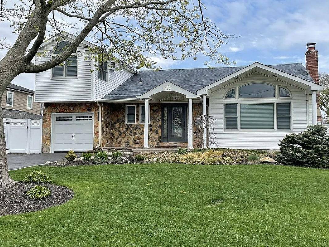 173 Secatogue LN, West Islip, NY 11795