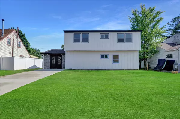 Levittown, NY 11756,12 Woodcock LN