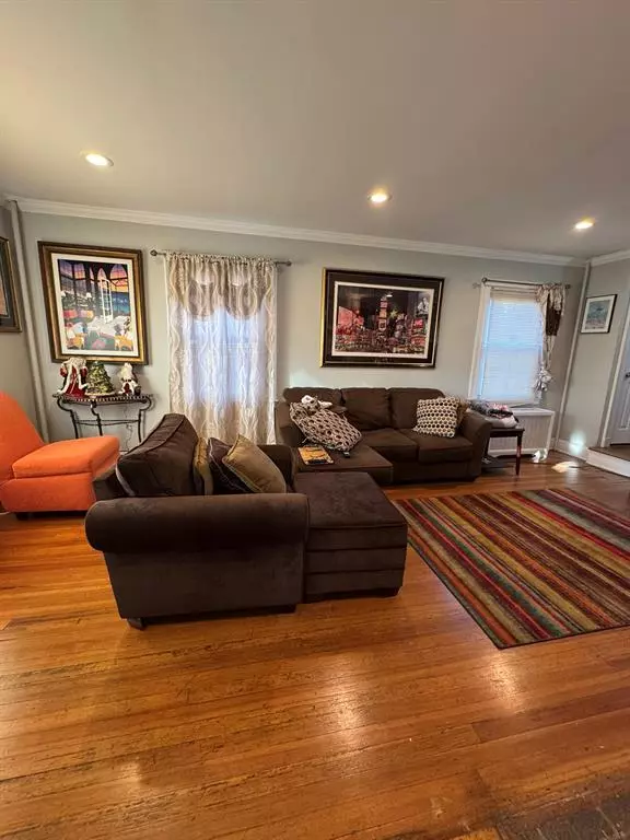 Westbury, NY 11590,187 Castle AVE