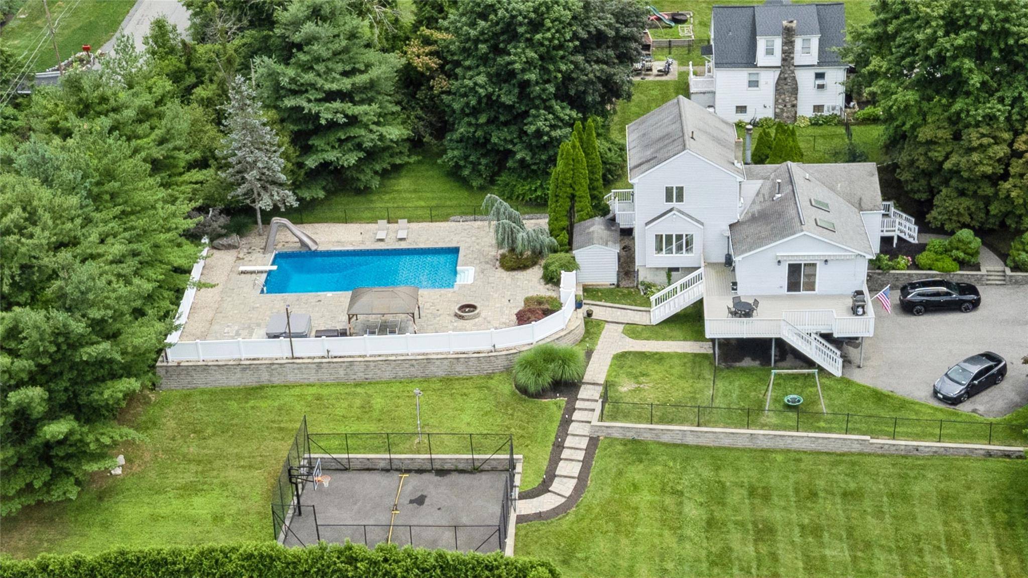 14 Gleneida BLVD, Mahopac, NY 10541