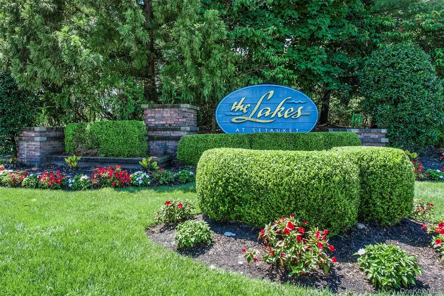 95 Erin LN, Setauket, NY 11733