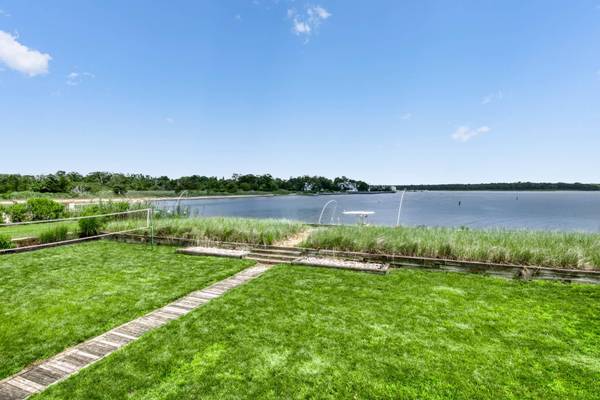East Quogue, NY 11942,2 Bayside AVE
