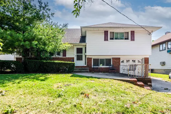 285 W Waukena AVE, Oceanside, NY 11572