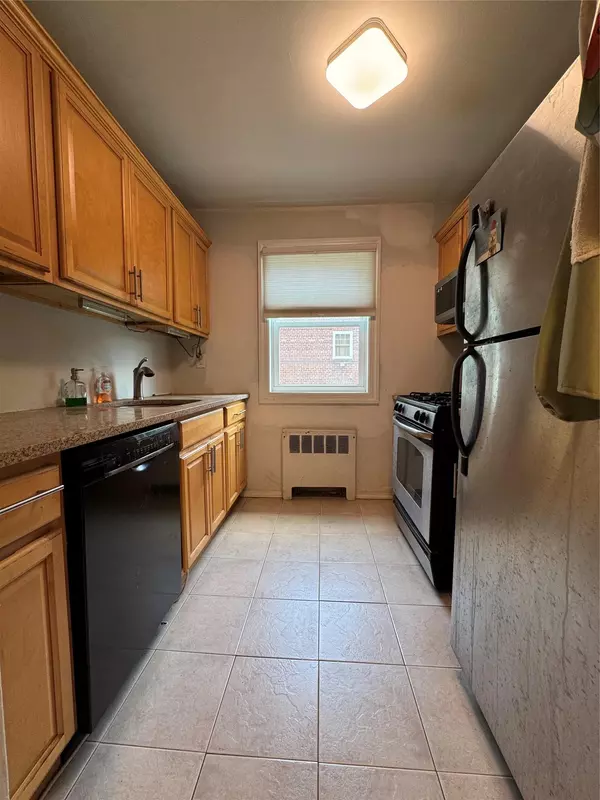 Oakland Gardens, NY 11364,7827 Cloverdale BLVD #A