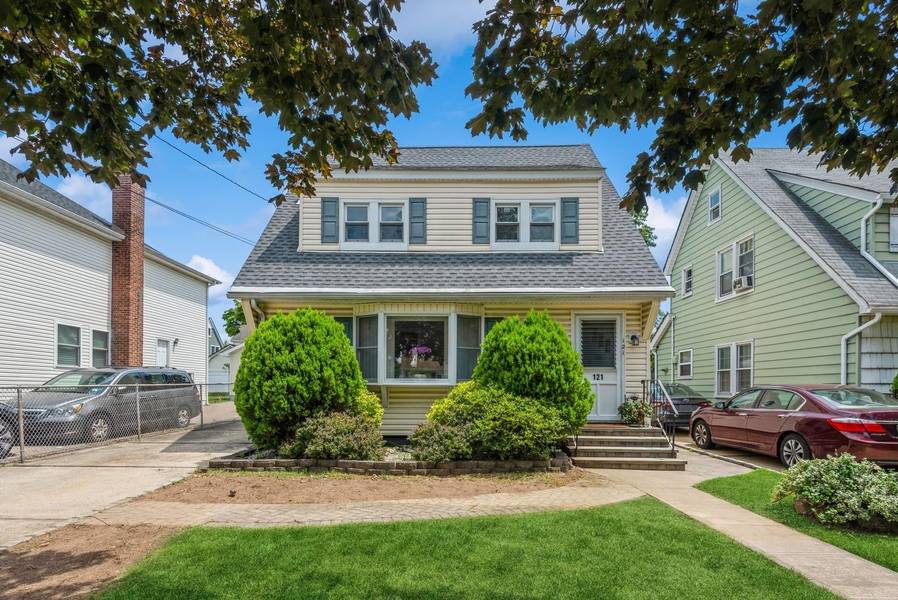 121 Campbell AVE, Williston Park, NY 11596