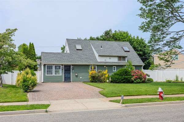 59 Acre LN, Hicksville, NY 11801