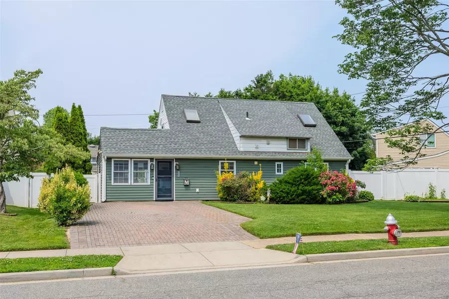 59 Acre LN, Hicksville, NY 11801