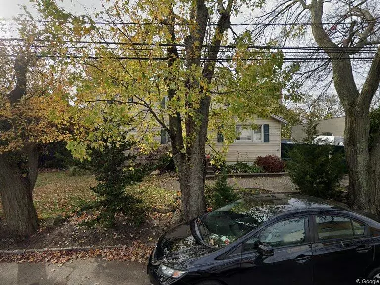 145 S 15th ST, Lindenhurst, NY 11757