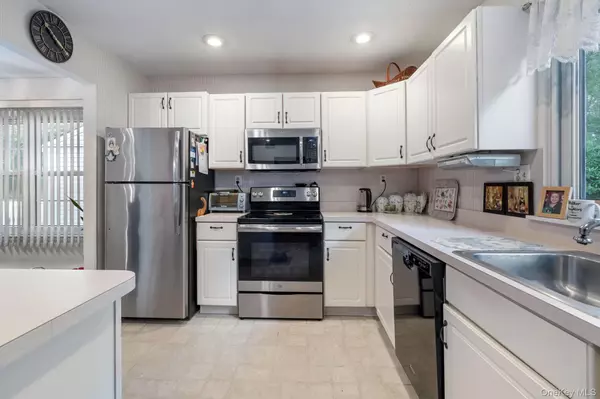 Ridge, NY 11961,304 Kingston CT