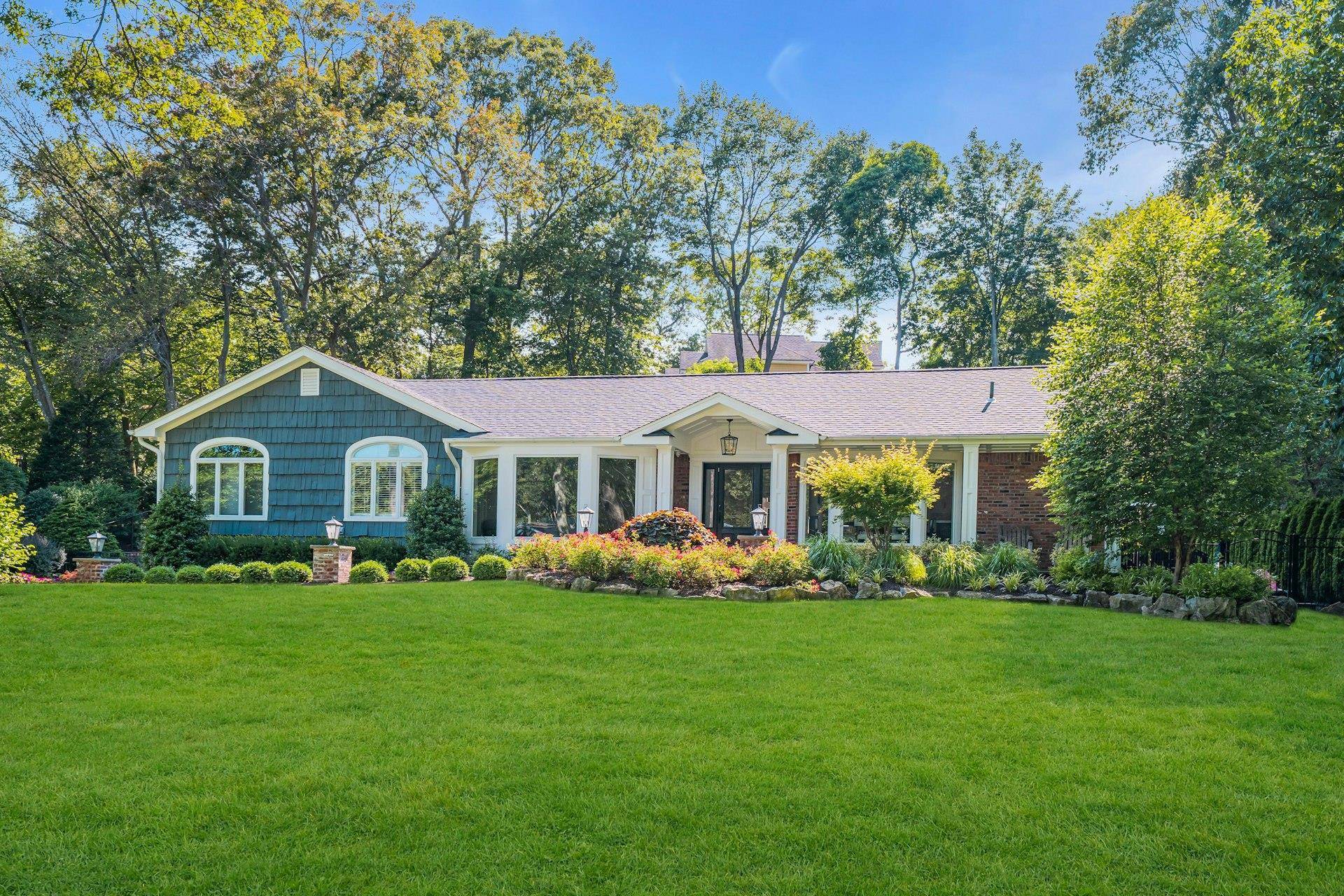 Dix Hills, NY 11746,58 Buttonwood DR