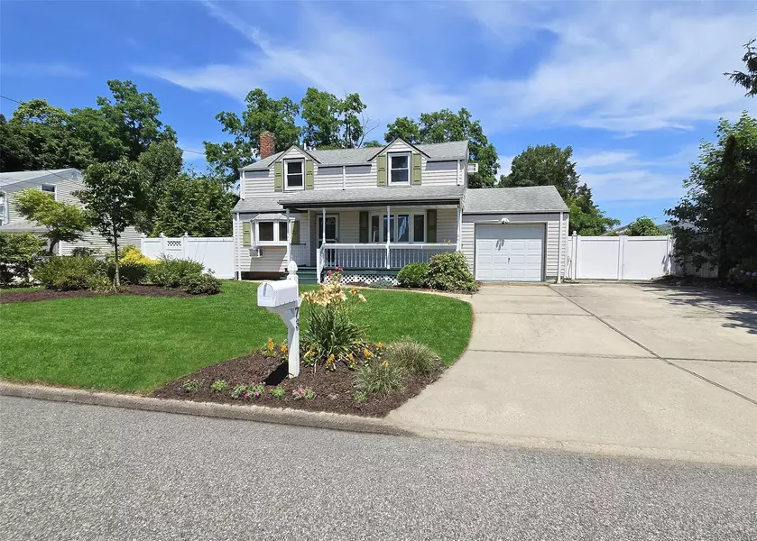 73 Peconic ST, Selden, NY 11784