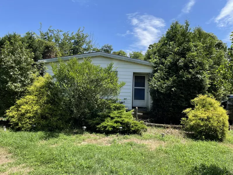 28 Apaucuck Point RD, Westhampton, NY 11977
