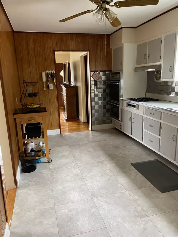 Glen Oaks, NY 11004,81-46 266 ST