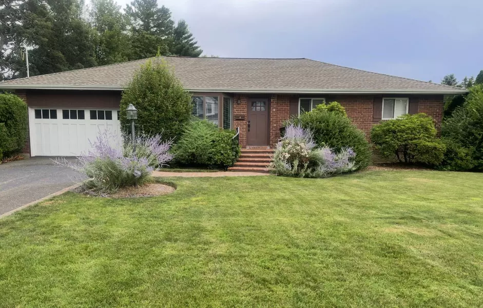 4 Pell LN, Syosset, NY 11791