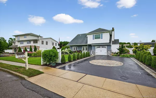 321 Lagoon DR, Copiague, NY 11726