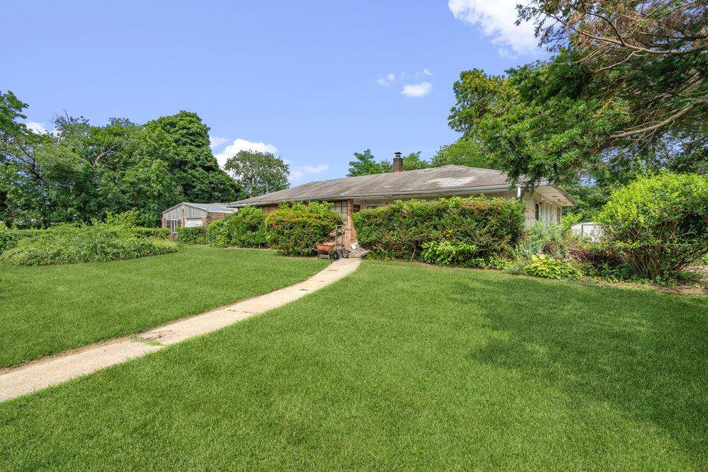 180 Baiting Place RD, Farmingdale, NY 11735