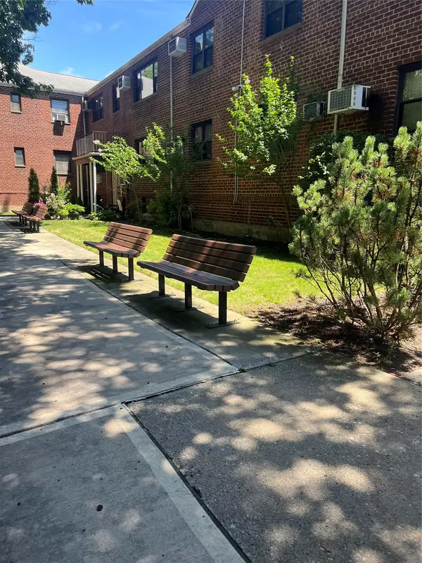 Howard Beach, NY 11414,90-32 153 AVE #0029