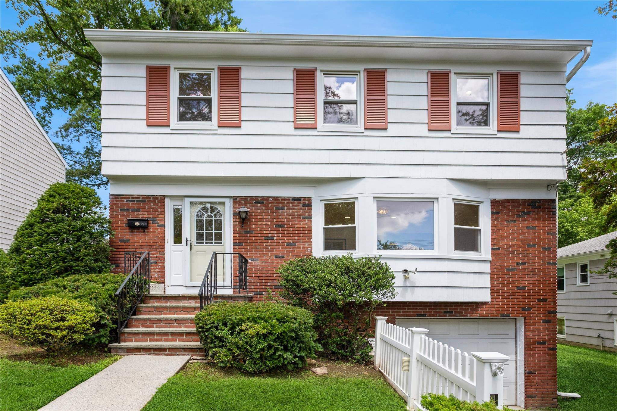 105 Sprague RD, Scarsdale, NY 10583