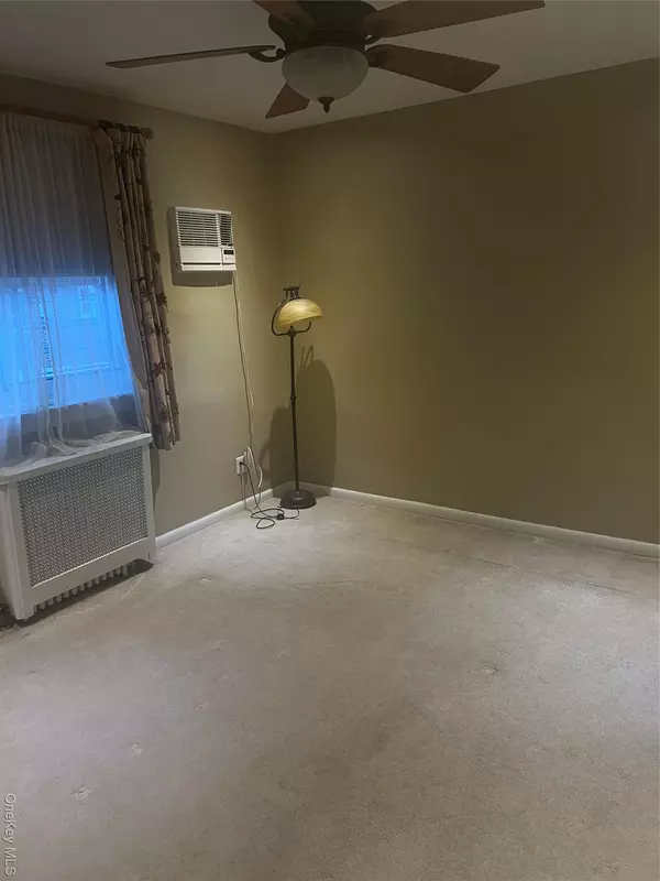 Glen Oaks, NY 11004,264-31 Langston AVE #2nd Fl.