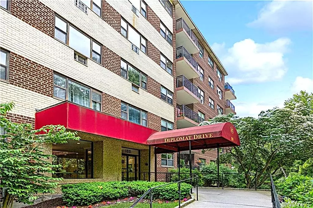 Mount Kisco, NY 10549,100 Diplomat DR #3J