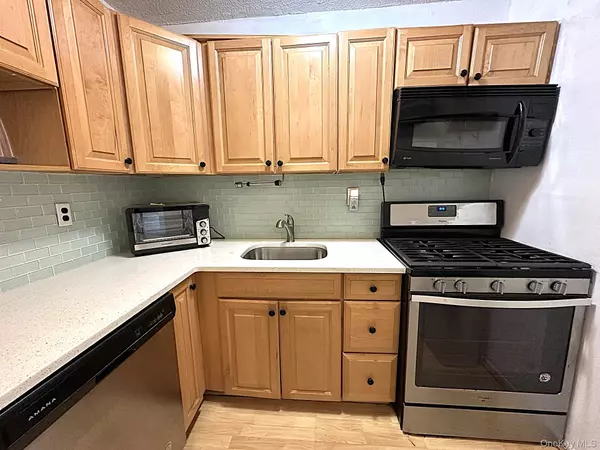 Mount Kisco, NY 10549,100 Diplomat DR #3J