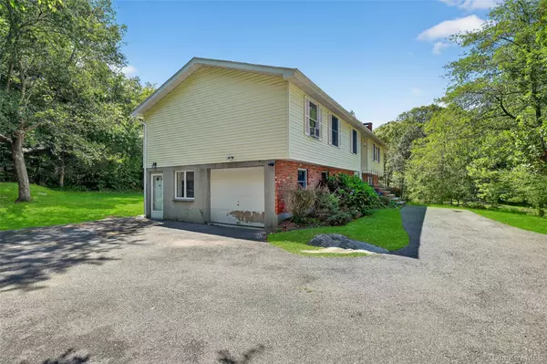 Carmel, NY 10512,7 Kentwood DR