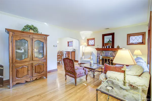 Douglaston, NY 11362,50-15 245th ST